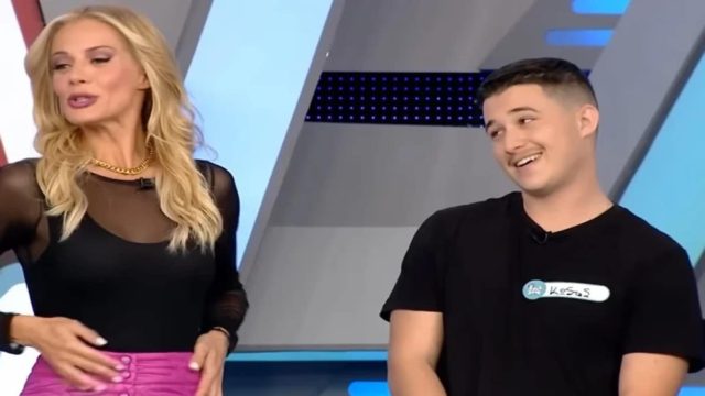 «Έχω τα διπλά σου χρόνια… Θα μου μαθαίνεις πράγματα! Ίδρωσαν τα….»: “Κάγκελο” η Ζέτα Μακρυπούλια – Ο σκαφάτος γύπας και ο “πικάντικος” διάλογος (Video)
