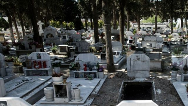 18χρονοι άνοιξαν τάφο για να βγάλουν μια selfie – Μόλις δείτε τι έκλεψαν από μέσα θα πάθετε σοκ!