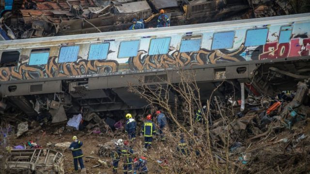 Πόσοι είναι τελικά οι νεκροί της τραγωδίας στα Τέμπη; 90 επιβάτες χωρούσαν τα δύο πρώτα βαγόνια και έχουν σωθεί λιγότεροι από 10!