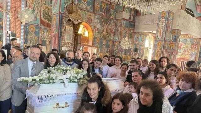 Στα λευκά και χαμογελαστοί συγγενείς και φίλοι του Κυπριανού – «Δεν τον κηδεύουμε σαν νεκρό, αλλά σαν άνθρωπο που πήγε στη Βασιλεία του Θεού»