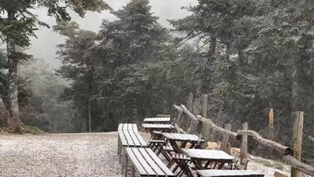 Κακοκαιρία: Χιονοκαταιγίδα στην Πάρνηθα – Βροχοπτώσεις σε αρκετές περιοχές της Αττικής