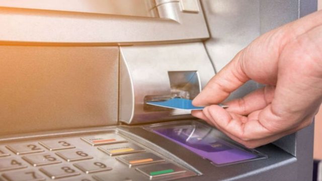 50χρονος πήγε να σηκώσει λεφτά από το ΑΤΜ, όταν είδε ότι ο προηγούμενος είχε ξεχάσει τα δικά του – Αυτό που έγινε στην συνέχεια…