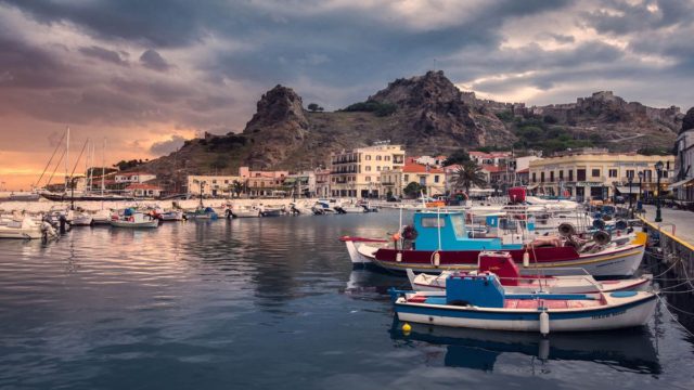 Το ξεχωριστό νησί του Αιγαίου με τα σεληνιακά γλυπτά από λάβα και την άγνωστη σε πολλούς ιστορία του