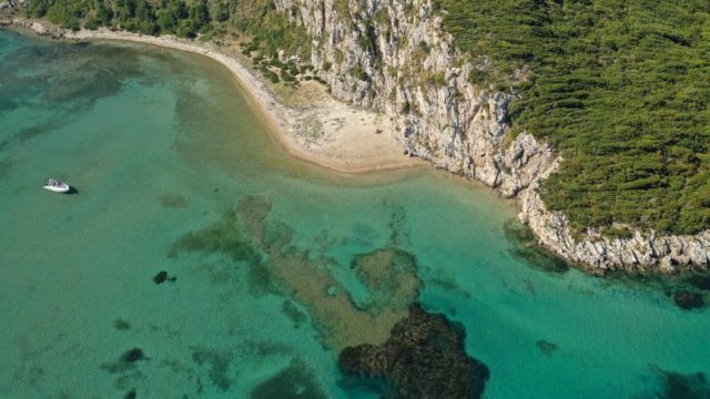 Η «μυθική» παραλία της Μεσσηνίας και η ιστορία πίσω από το καταγάλανο τοπίο της
