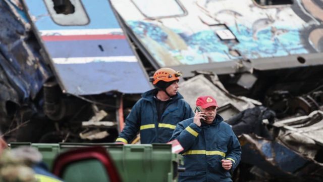 Τραγωδία στα Τέμπη: Σενάρια για πάνω από 60 νεκρούς – Σήμερα η παράδοση 14 σορών στις οικογένειες τους
