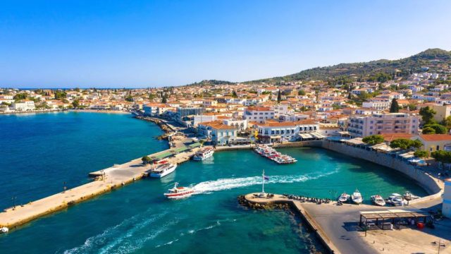 Το νησί της Ελλάδας μία ανάσα από την Αθήνα που νιώθεις ότι ταξιδεύεις πίσω στον χρόνο