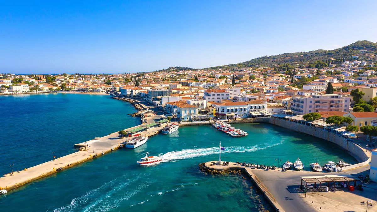 Το νησί της Ελλάδας μία ανάσα από την Αθήνα που νιώθεις ότι ταξιδεύεις πίσω στον χρόνο