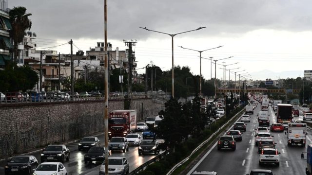 «Παρανάλωμα» στους δρόμους της Αθήνας: «Ασφυξία» σε όλους τους κεντρικούς οδικούς άξονες από την απεργία των ΜΜΜ – Ποιοί δρόμοι είναι στο βαθύ κόκκινο