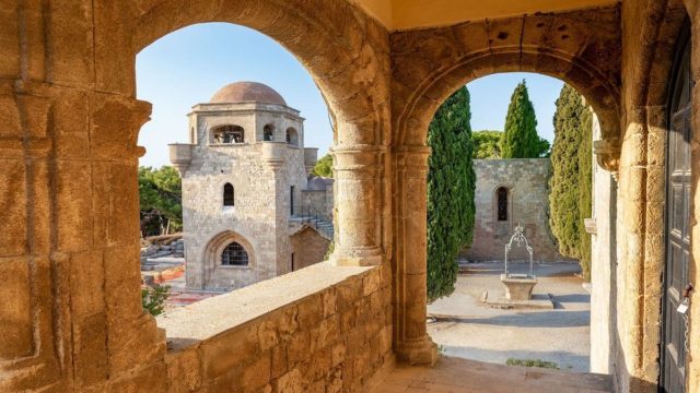 Η αρχαία «Ακρόπολη» της Ελλάδας που προκαλεί δέος και σε ταξιδεύει πίσω στους αιώνες