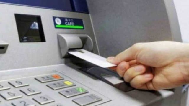 47χρονος πήγε στο ΑΤΜ και βρήκε ξεχασμένα λεφτά – Αυτό που έγινε στην συνέχεια όμως…