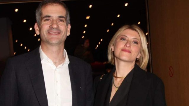 Ερωτευμένοι και πιασμένοι αγκαζέ: Η σπάνια βραδυνή έξοδος του Κώστα Μπακογιάννη και της Σίας Κοσιώνη και το «καυτό» look της παρουσιάστριας