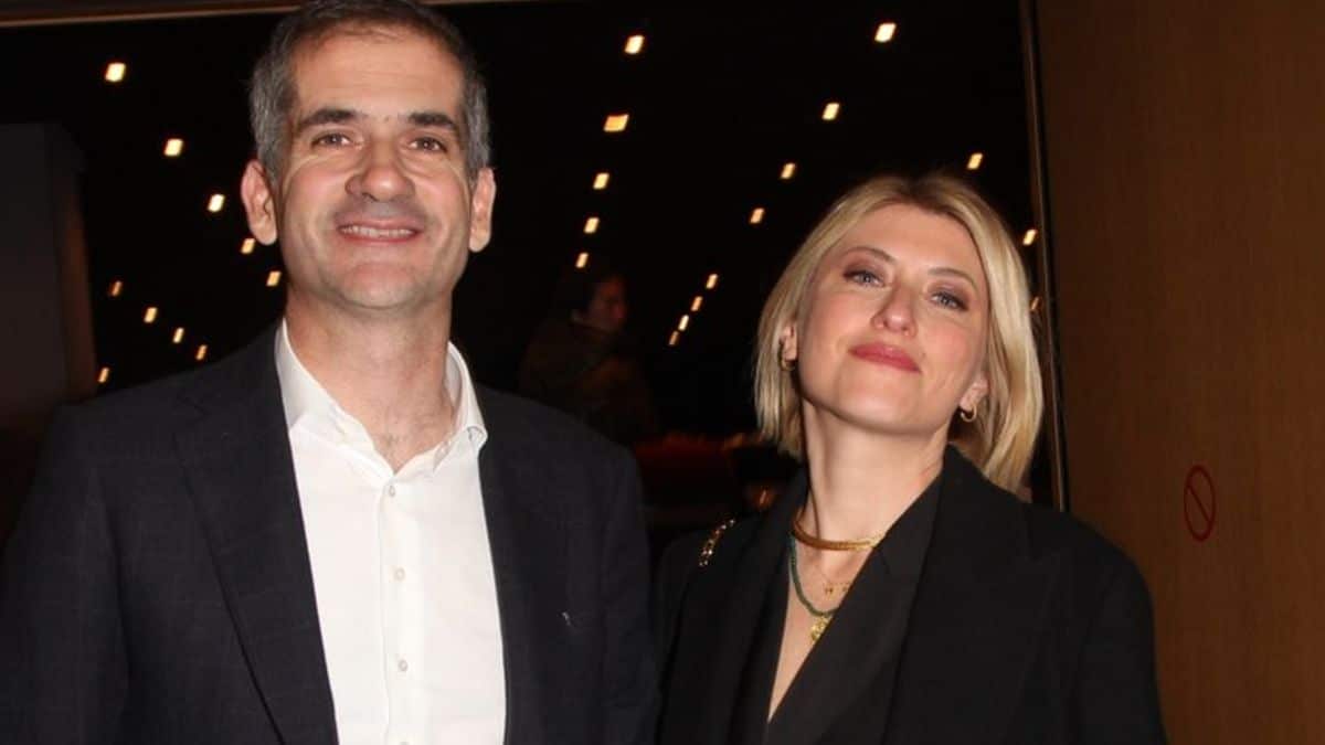 Ερωτευμένοι και πιασμένοι αγκαζέ: Η σπάνια βραδυνή έξοδος του Κώστα Μπακογιάννη και της Σίας Κοσιώνη και το «καυτό» look της παρουσιάστριας