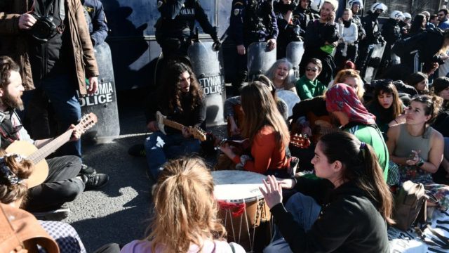 Οι Έλληνες σε απόγνωση: Στα ύψη καύσιμα και στέγαση – «Έκοψαν» το μπάνιο, το κρέας και τις διακοπές