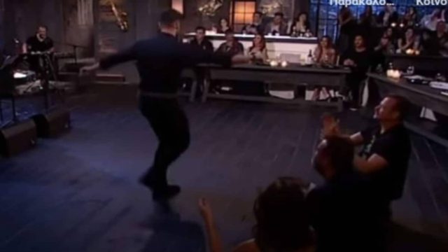 Άφησε πίσω του τις πασαρέλες και «γκρέμισε» το πλατό με το υποδειγματικό του ζεϊμπέκικο!