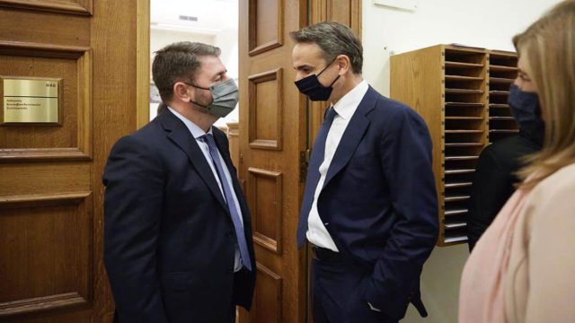 Μητσοτάκης – Ανδρουλάκης: Πρώτη συνάντηση σε «ψυχρό κλίμα» μετά την πρόταση για πρωθυπουργό «άγνωστο Χ»