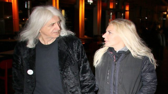 Όλα στη φόρα από την Αννίτα Πάνια: «Με πήρε τηλέφωνο ο Νίκος Καρβέλας και μου είπε…»