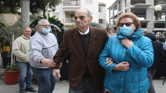 Συντετριμμένος ο Αντώνης Αντωνιάδης: Ξέσπασε σε κλάματα καθώς αποχαιρετούσε τον Μίμη Παπαϊωάννου (video)