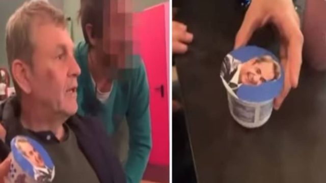 Ο Απόστολος Γκλέτσος μετά την προειδοποίηση ποζάρει με γιαούρτι με τη φωτογραφία του Κυριάκου Μητσοτάκη: «Είναι τέλειο!» – Έξαλλοι στη ΝΔ (Video)
