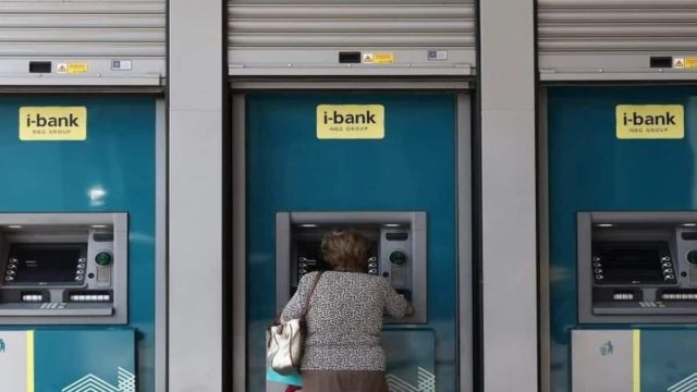 200, 250 και 300 ευρώ στους τραπεζικούς σας λογαριασμούς! Ουρές στα ΑΤΜ με τις συντάξεις
