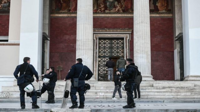 ΕΚΠΑ: Εκκενώθηκε κατάληψη στην πρυτανεία – Εννέα προσαγωγές