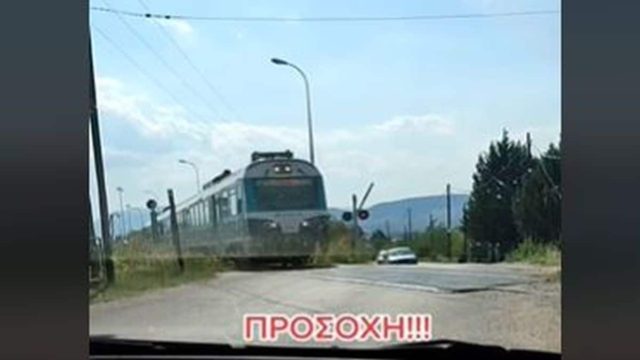 Και τότε ο σταθμάρχης θα φταίει; Στη Φλώρινα μπάρες ανοίγουν ΚΑΘΗΜΕΡΙΝΑ την ώρα που… περνάει το τρένο!
