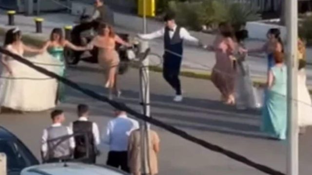 Δεν είχε σταματημό η νύφη: Μάζεψε το σοι στο σπίτι και άρχισαν να χορεύουν – Δεν περίμενε τι θα ακολουθήσει λίγα λεπτά αργότερα