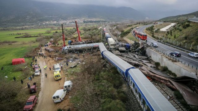 Τέμπη: «Πάτησα το κουμπί, δε λειτούργησε το σύστημα» – Τι υποστήριξε ο σταθμάρχης για τη σιδηροδρομική τραγωδία