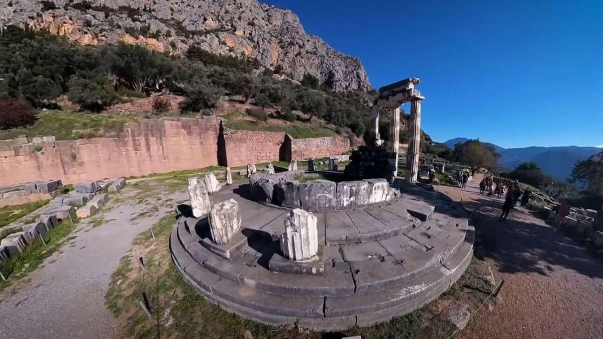 Δελφοί: Περιπλανηθείτε στον “Ομφαλό της Γής” με την πιο προηγμένη κάμερα στον κόσμο