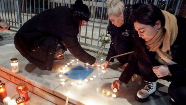 Η φωτογραφία της ημέρας: Σιωπηρή διαμαρτυρία στη Λάρισα για το πολύνεκρο δυστύχημα στα Τέμπη