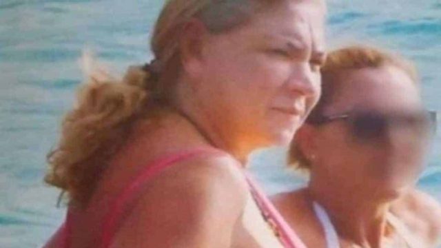 Γυναικάρα η Δήμητρα Λιάνη Παπανδρέου: Δείτε τη με το ροζ μπικίνι της στην παραλία!