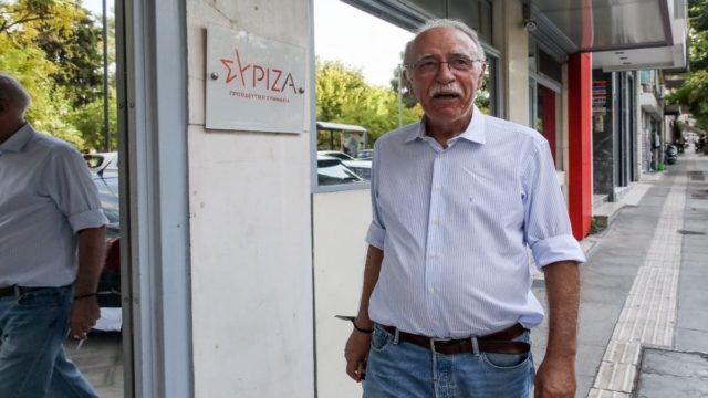 Προπηλάκισαν τον Δημήτρη Βίτσα του ΣΥΡΙΖΑ σε συγκέντρωση διαμαρτυρίας για τα Τέμπη – Αναφορές ότι δέχθηκε χτυπήματα ο βουλευτής