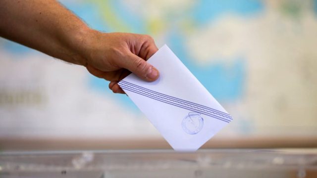 Εκλογές 2023: Τι δείχνουν οι δημοσκοπήσεις για ΝΔ και ΣΥΡΙΖΑ και πού «πέφτουν» οι ευθύνες για τα Τέμπη – Ανακοινώνεται σήμερα (17/3) ο κατώτατος μισθός