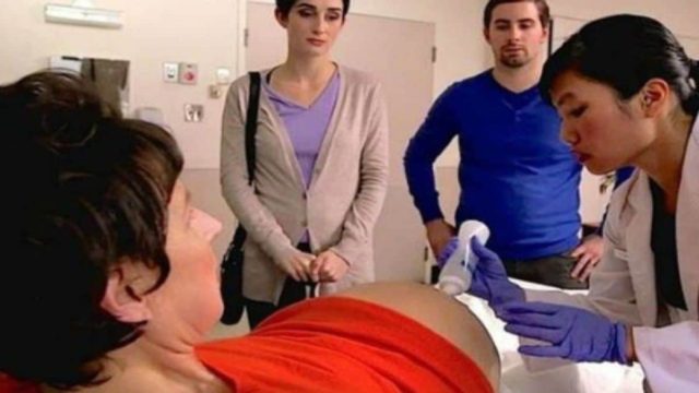 52χρονη έγκυος κυοφορεί τα δίδυμα παιδιά του γαμπρού της – Όταν οι γιατροί είδαν τον υπέρηχο «πάγωσαν» (Video)
