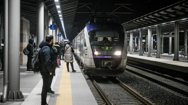 Η φωτογραφία της ημέρας: Σταδιακή επανεκκίνηση των τρένων μετά το δυστύχημα