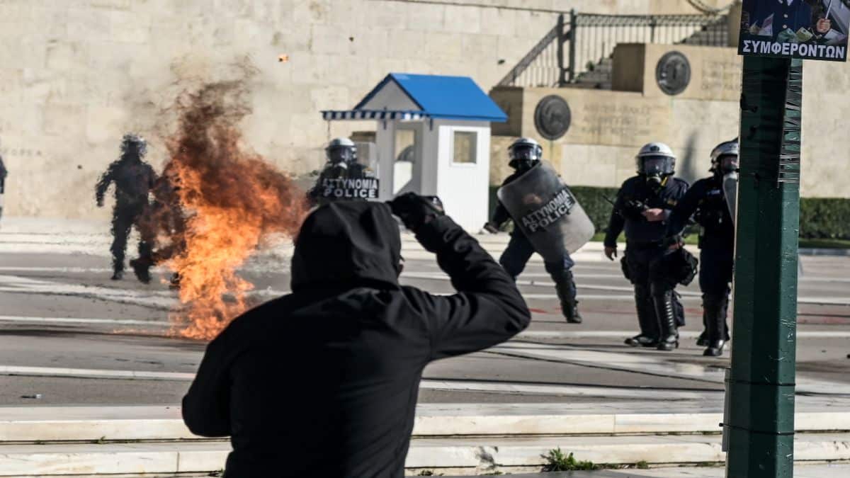 “Βροχή” από μολότοφ, πέτρες και χημικά στο Σύνταγμα – Επεισόδια μετά το τέλος του συλλαλητηρίου για τα Τέμπη (Video)