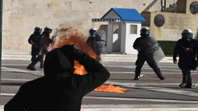 Απεργιακό συλλαλητήριο για τα Τέμπη: Επεισόδια στο Σύνταγμα με 7 συλλήψεις – Μολότοφ, φωτοβολίδες και χημικά (photos&video)
