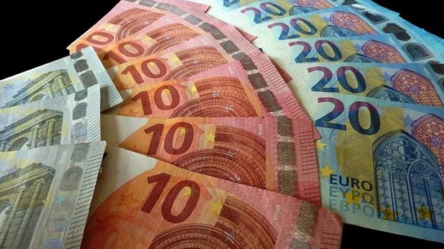 Ψηφιακό «επίδομα» 300 ευρώ από τη ΔΥΠΑ – Ποιοι πάνε άμεσα στο ΑΤΜ