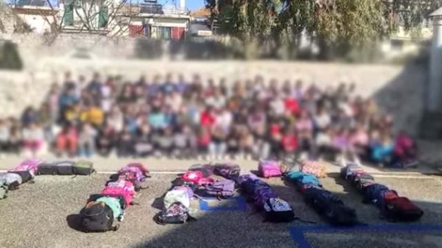 Τέμπη: Ραγίζουν καρδιές μαθητές δημοτικού που τραγουδούν «Το τρένο φεύγει στις 8» για τους νεκρούς (video)