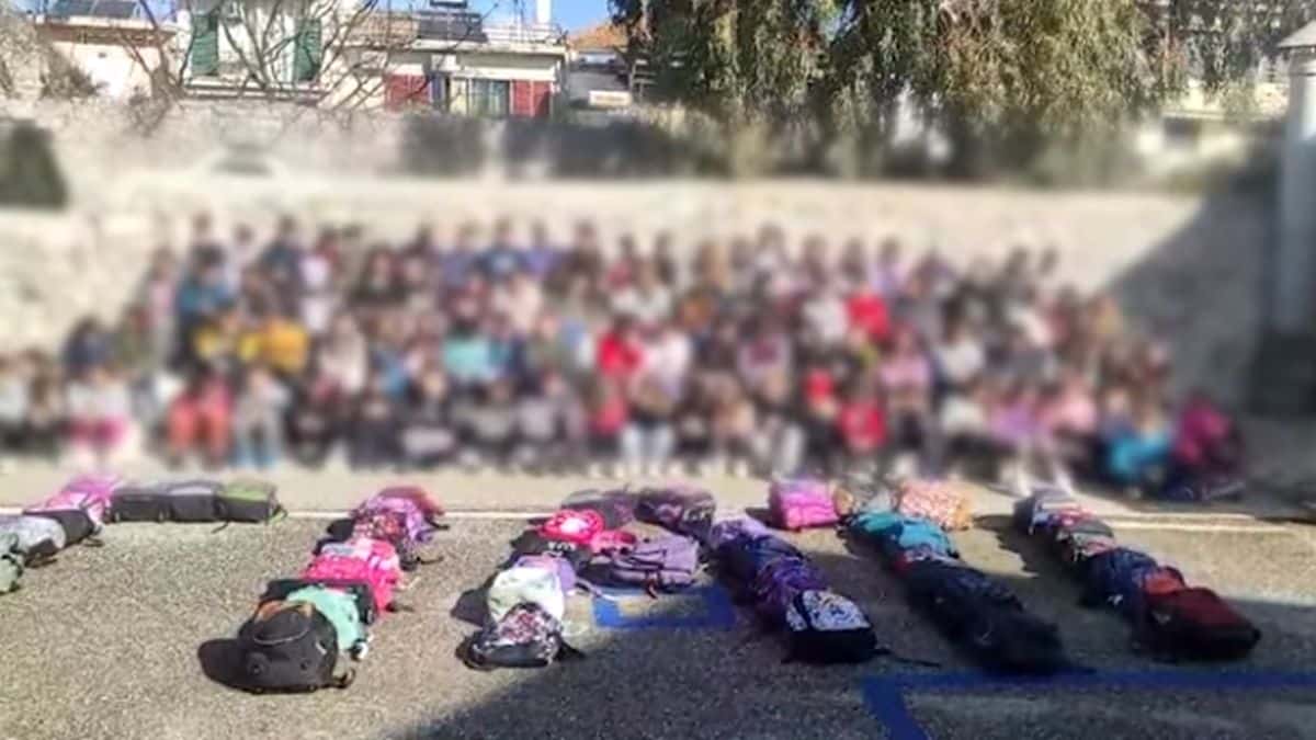 Τέμπη: Ραγίζουν καρδιές μαθητές δημοτικού που τραγουδούν «Το τρένο φεύγει στις 8» για τους νεκρούς (video)