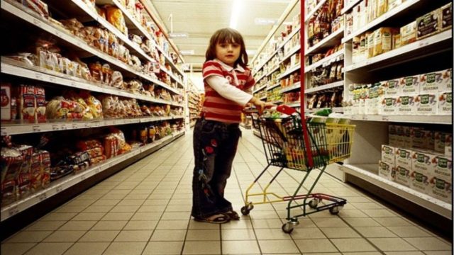 Αυτό το κοριτσάκι ψωνίζει στο σούπερ μάρκετ όταν ξαφνικά την πλησιάζει ένας άγνωστος… Αυτό που ακολούθησε θα σας αφήσει με το στόμα ανοιχτό!