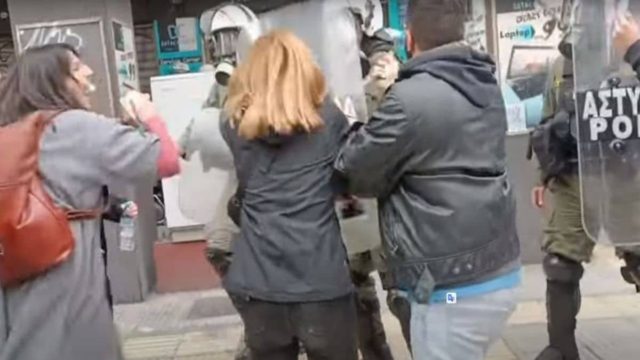 ΜΑΤατζής χτυπάει φοιτήτρια στο κεφάλι με την ασπίδα του! Το βίντεο που έχει εξοργίσει το διαδίκτυο!