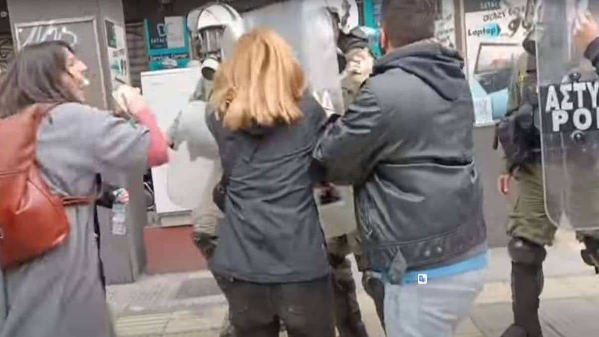 ΜΑΤατζής χτυπάει φοιτήτρια στο κεφάλι με την ασπίδα του! Το βίντεο που έχει εξοργίσει το διαδίκτυο!