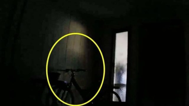 Δώστε προσοχή στον κύκλο της φωτογραφίας και δείτε τη σκιά στο βίντεο – Θα πάθετε σοκ και εσείς με αυτο που κατέγραψε η κρυφή κάμερα (Video)