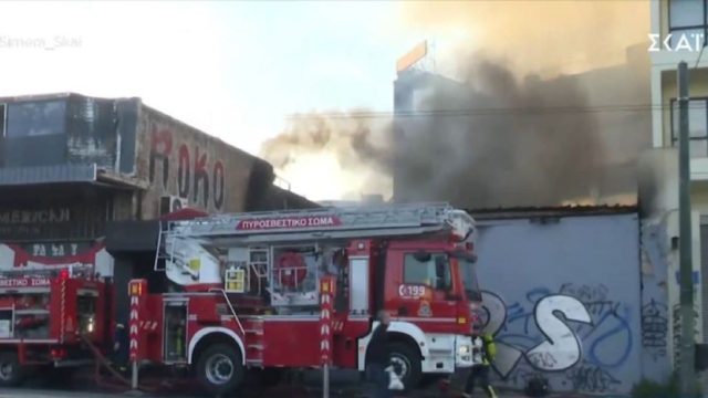 Φωτιά σε κατάστημα διασκέδασης στο Γκάζι: Μεγάλη κινητοποίηση της Πυροσβεστικής – Κλειστή η Πειραιώς (video)