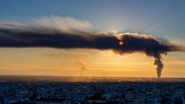 Μεγάλη φωτιά στη Σίνδο – «Πνίγηκε» από πυκνό καπνό η Θεσσαλονίκη: «Κρατήστε κλειστά τα παράθυρα – Δε θα σβήσει εύκολα» (videos)