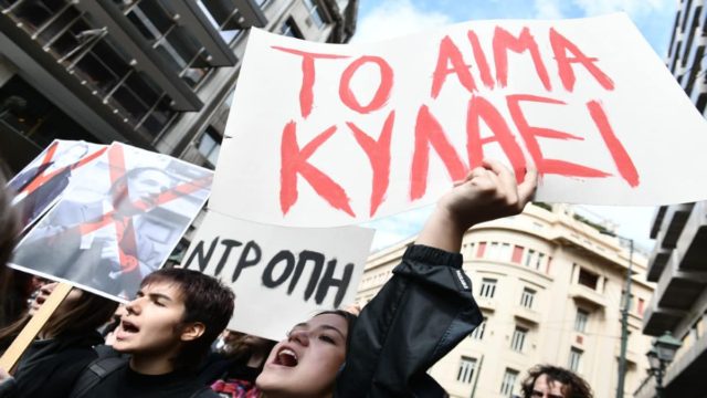 Η φωτογραφία της ημέρας: Έκρηξη οργής των νέων σε όλη τη χώρα