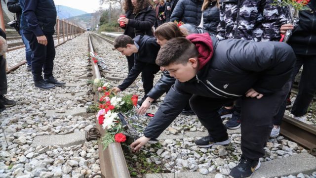 Η φωτογραφία της ημέρας: Συγκέντρωση από γονείς και μαθητές στον Σιδηροδρομικό Σταθμό Ραψάνης Λάρισας