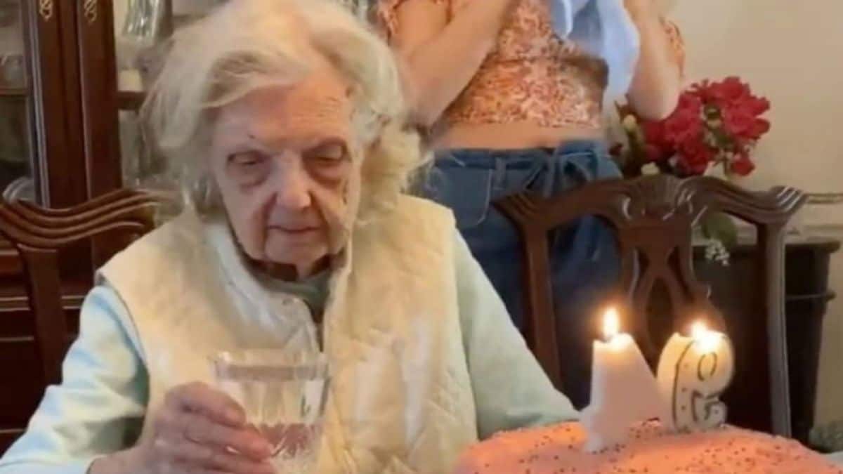 94χρονη γιαγιά στέκεται μπροστά από την τούρτα των γενεθλίων της και κάνει τους πάντες να “παγώσουν” με την ευχή της
