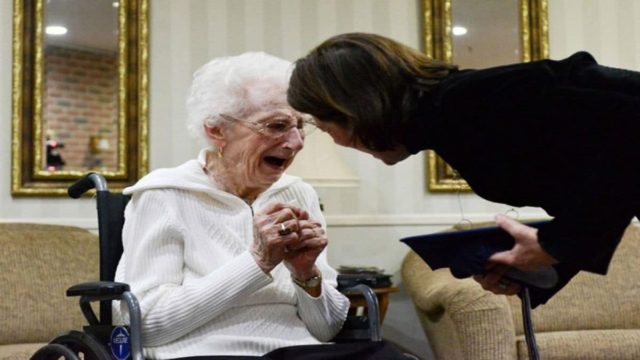 97χρονη γιαγιά ξεσπά σε λυγμούς – Ζει το απόλυτο όνειρό της με 79 χρόνια καθυστέρηση