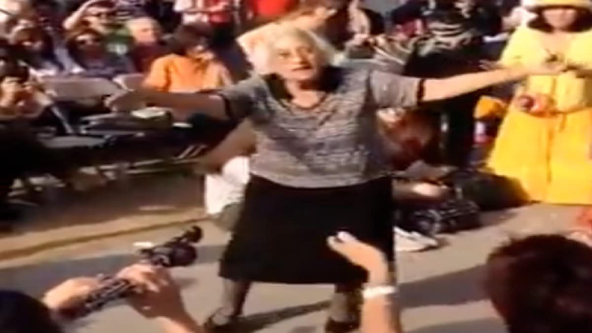 Χορευταρού η γιαγιά: 80χρονη χόρεψε ζεϊμπέκικο και ραγίσαν τα πατώματα